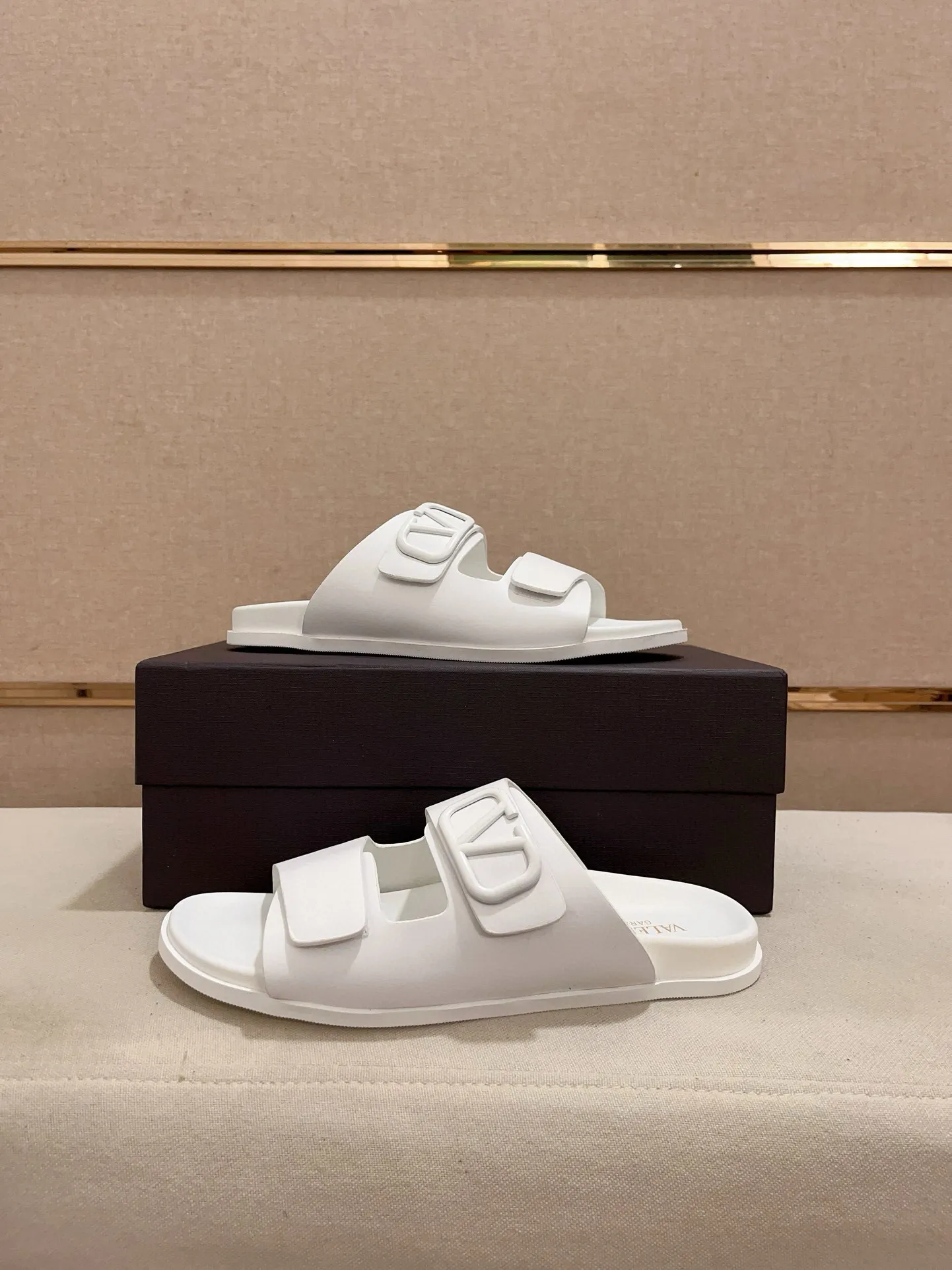 Men's shoes💰: 440💰[Valentino] New men's boutique slippers, counter quality, classic plaid, the actual workmanship is quite complex🔰The uppers are made of imported fabrics➕🐑Sheepskin lining, which tests the craftsman's craftsmanship➕original PU outsole. Size: 38-44 (45 can be customized, non-refundable)